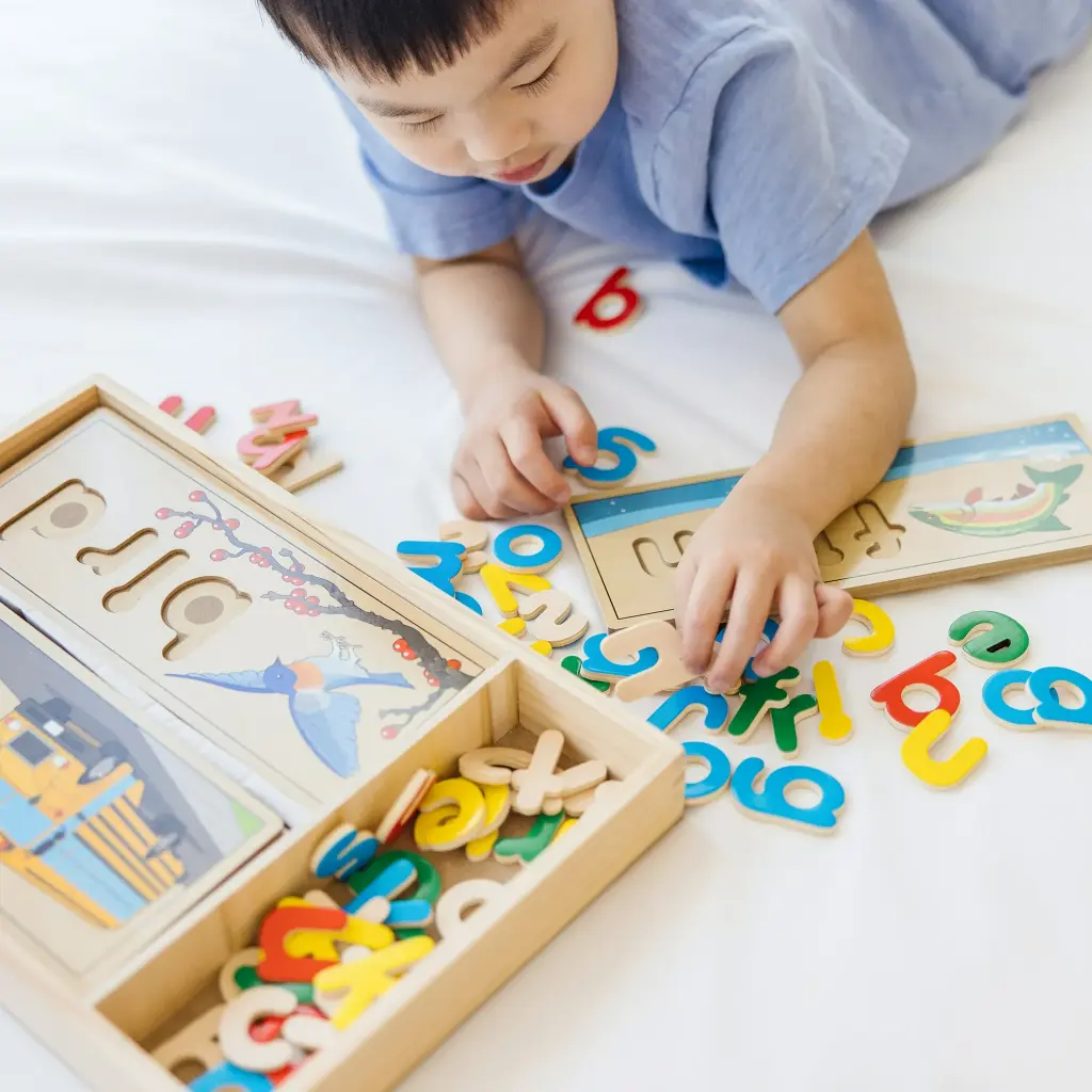 Juego Figuras y Letras de Madera Mira y Deletrea 4a+(12940)