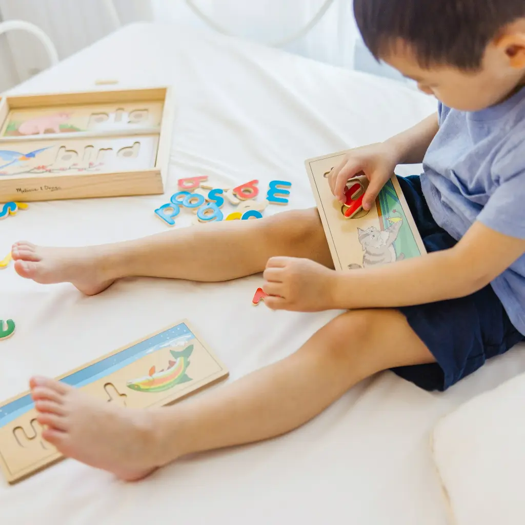 Juego Figuras y Letras de Madera Mira y Deletrea 4a+(12940)